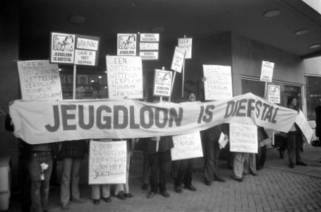 Jongeren demonstreren tegen jeugdloon, Bestanddeelnr 926-9234
