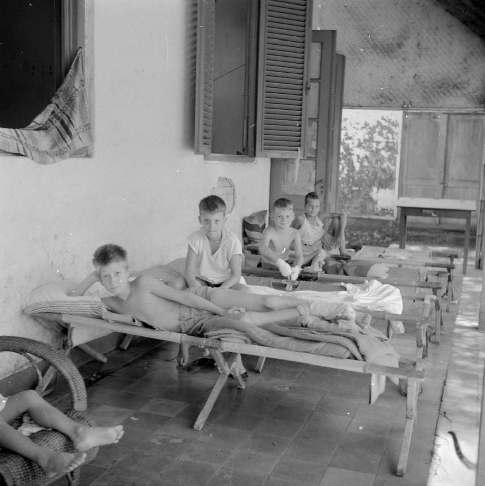 Jongens op veldbedden in het kinderhospitaal van het Adekkamp in Batavia, Bestanddeelnr 255-6990