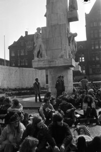 Jongeren, monumenten, pleinen, Bestanddeelnr 924-4450