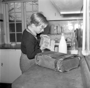 Jongen maakt pap voor het ontbijt klaar, Bestanddeelnr 252-8733