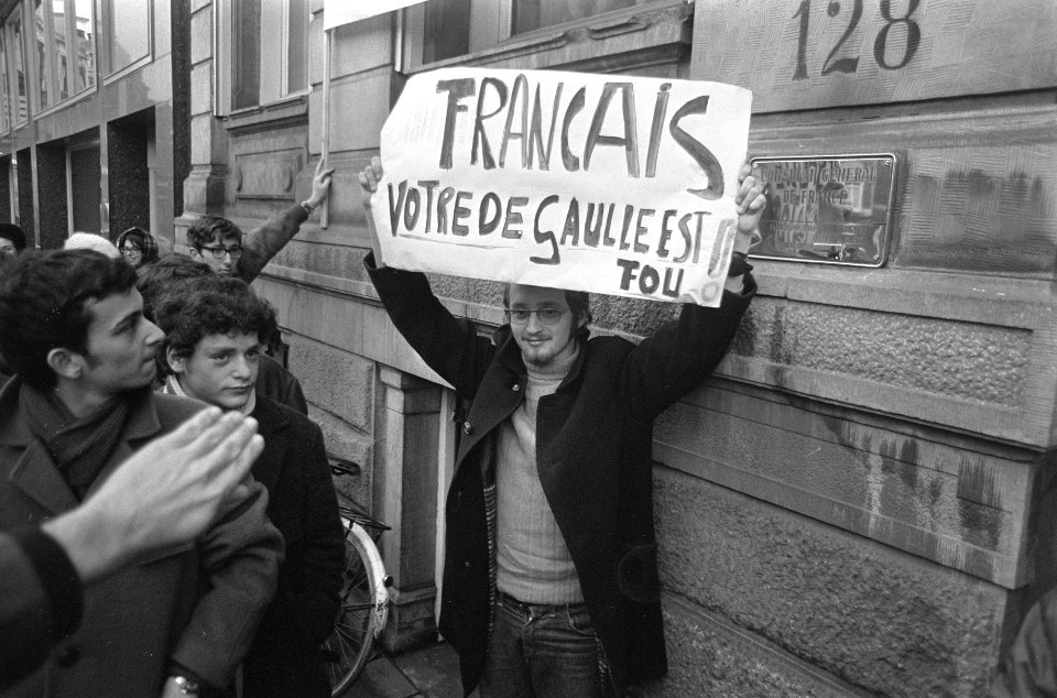 Joodse jongeren demonstreren voor Franse consulaat tegen De Gaulle demonstrant m, Bestanddeelnr 922-0316