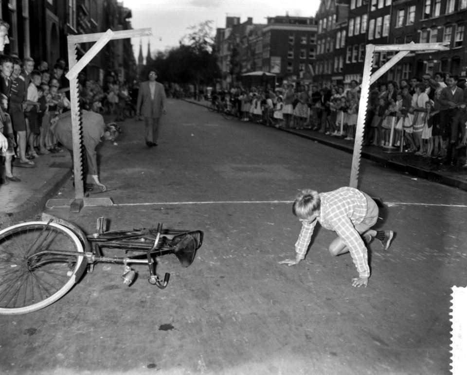 Jongen is van de fiets gevallen, Bestanddeelnr 911-5051