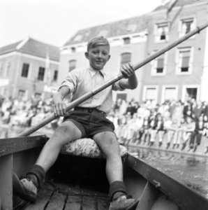 Jongen in roeiboot, Bestanddeelnr 900-7936