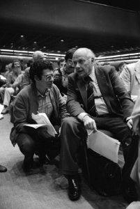 Joop den Uyl (r) met Ed van Thijn, Bestanddeelnr 930-4651