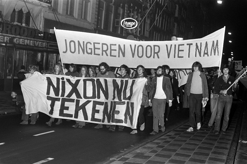 Jongeren demonstreren in Amsterdam tegen oorlog in Vietnam spandoek Nixon teken , Bestanddeelnr 926-0040