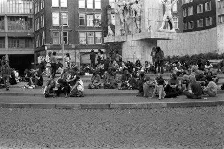Jonge toeristen nog in herfst in Amsterdam, Bestanddeelnr 924-9999
