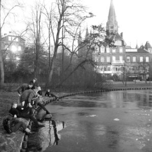 Jongens proberen het eerste ijslaagje in het Vondelpark, Bestanddeelnr 911-9867 photo