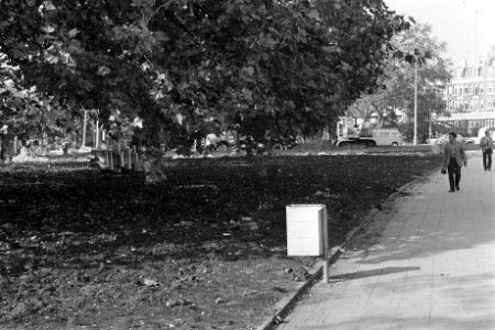Jonge toeristen nog in herfst in Amsterdam, kale vlakte waar vrijmarkt was op Le, Bestanddeelnr 924-9998