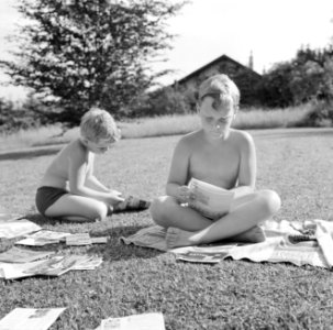 Jongens Kreisselmeier zitten op het gras te lezen in tijdschriften en modelbouwb, Bestanddeelnr 254-5001