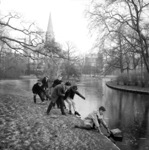 Jongens proberen het eerste ijslaagje in het Vondelpark, Bestanddeelnr 911-9870 photo