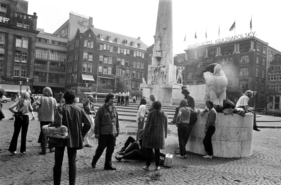 Jongeren wachten af bij de leeuwen tegenover het monument, Bestanddeelnr 922-6833