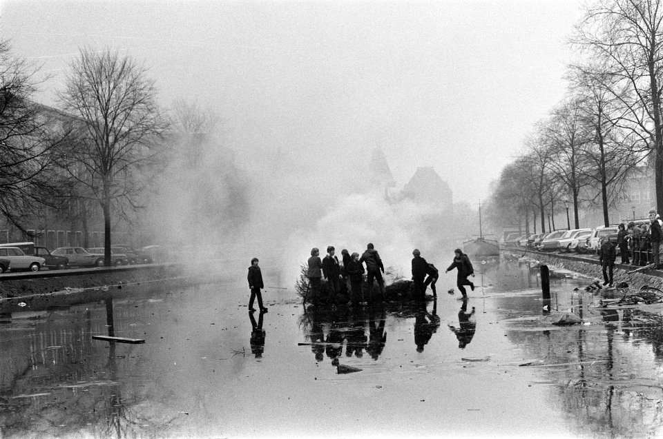 Jongens verbranden kerstbomen op het ijs van de Hobbemakade Amsterdam, Bestanddeelnr 923-1200