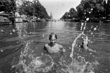 Jongens zwemmen in de gracht op de Oude Schans in Amsterdam, Bestanddeelnr 928-0859