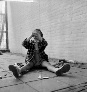 Jeugdland 61 Meisje drinkt limonade, Bestanddeelnr 912-7558