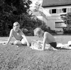 Jongens Kreisselmeier zitten op het gras te lezen in tijdschriften en modelbouwb, Bestanddeelnr 254-5005