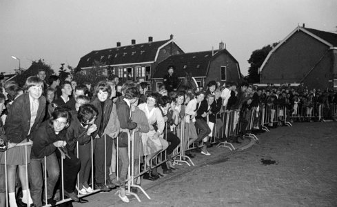 Jongeren in de straten van Hillegom tijdens het optreden van The Beatles in Treslong. NL-HlmNHA 1478 2588K 28