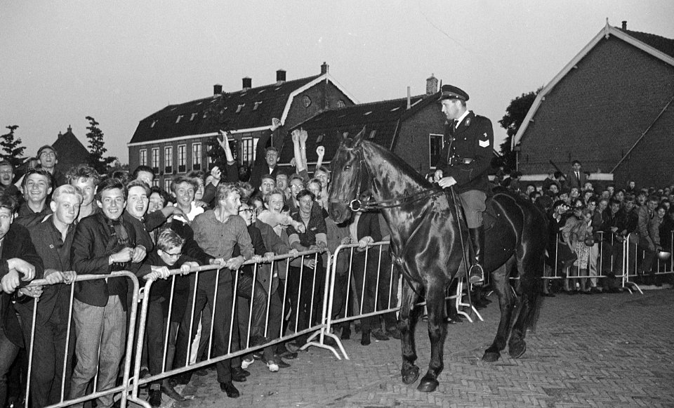 Jongeren in de straten van Hillegom tijdens het optreden van The Beatles in Treslong. NL-HlmNHA 1478 2588K 30a