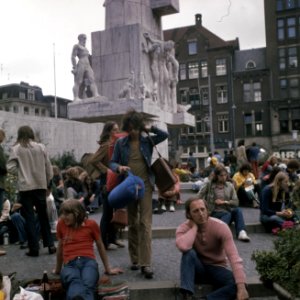 Jongeren bij het monument op de Dam in Amsterdam, Bestanddeelnr 254-9292