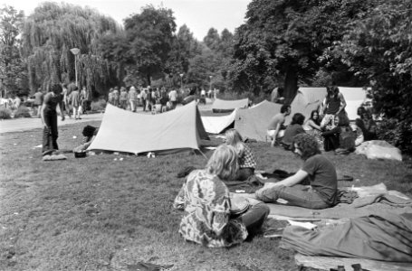 Jongeren met tenten in Vondelpark, Bestanddeelnr 924-7823