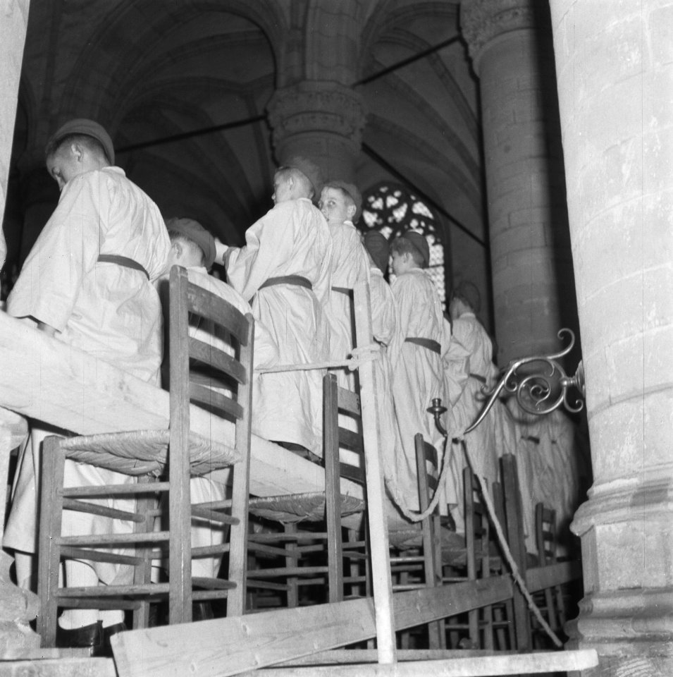 Jongens gekleed in tunieken en met baretten op in de Pieterskerk, Bestanddeelnr 900-7858