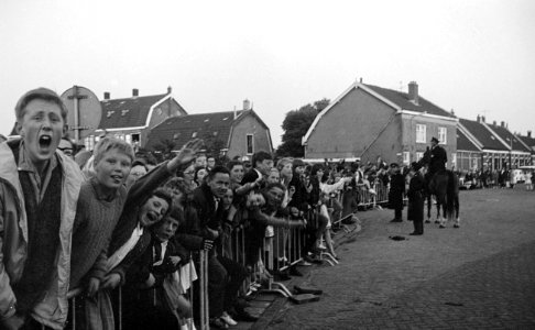 Jongeren in de straten van Hillegom tijdens het optreden van The Beatles in Treslong. NL-HlmNHA 1478 2588K 27