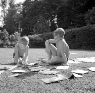 Jongens Kreisselmeier zitten op het gras te lezen in tijdschriften en modelbouwb, Bestanddeelnr 254-5007