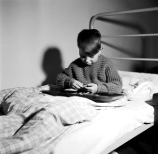 Jongen speelt in bed met blokken, Bestanddeelnr 254-1731
