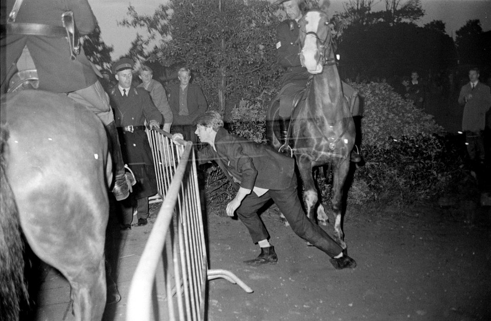 Jongeren in de straten van Hillegom tijdens het optreden van The Beatles in Treslong. NL-HlmNHA 1478 2588K 37 2