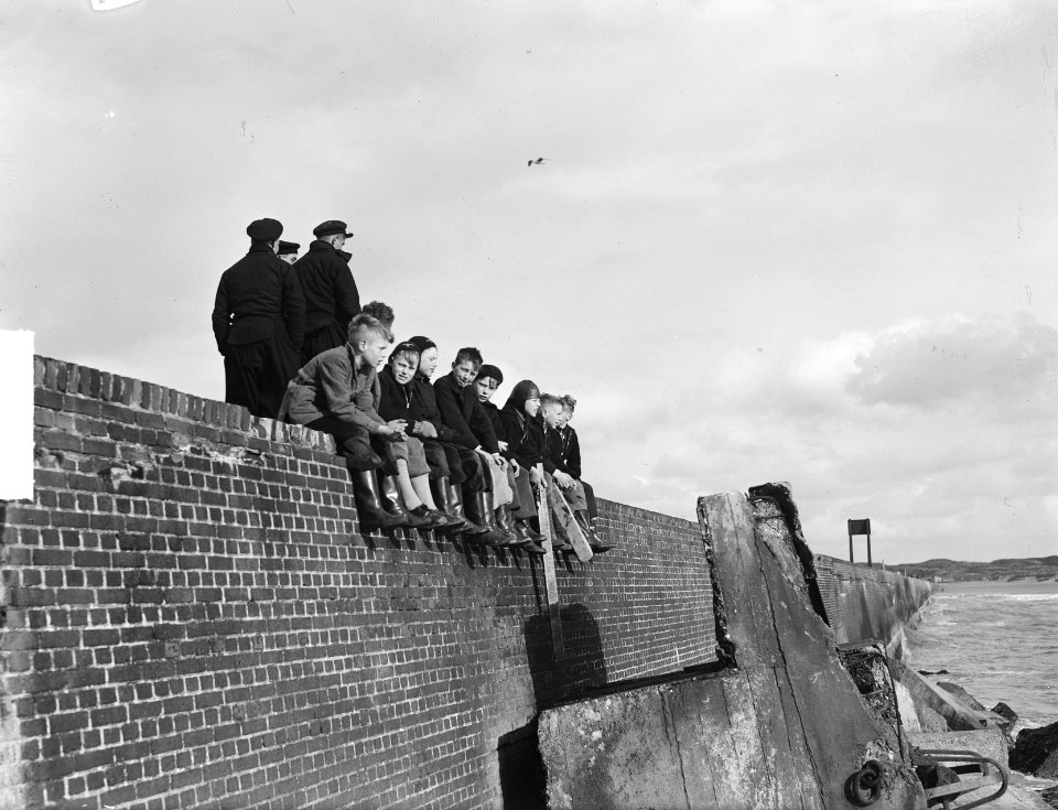 Jongens op pier in IJmuiden, Bestanddeelnr 904-4909