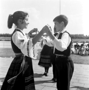 Joegoslavische volksdansers op de Bosbaan, Bestanddeelnr 908-8663