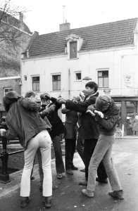 Jongens spelen met vuurwerk, Amsterdam jongens met vuurwerk, Bestanddeelnr 924-1233