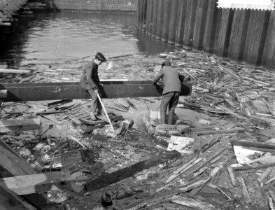 Jongens spelen op stukken houten bed in de Korte Prinsensgracht, Bestanddeelnr 911-1783