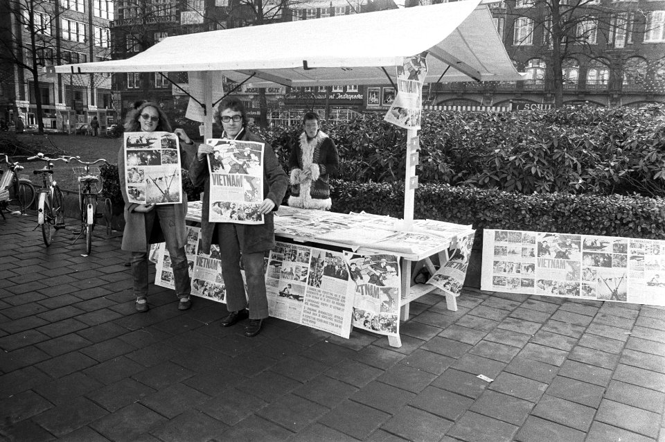 Jongeren voor Vietnam verkopen van affiches t.b.v. Vietnam op Rembrandtplein, A…, Bestanddeelnr 925-3631