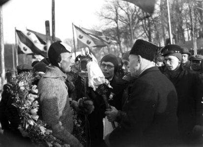Joop Bosman uit Breukelen wordt gehuldigd als winnaar van de Elfstedentocht, Bestanddeelnr 902-0330
