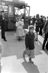 Joegoslavische zigeuners per vliegtuig terug naar eigen land zigeuners in vlieg, Bestanddeelnr 925-4623