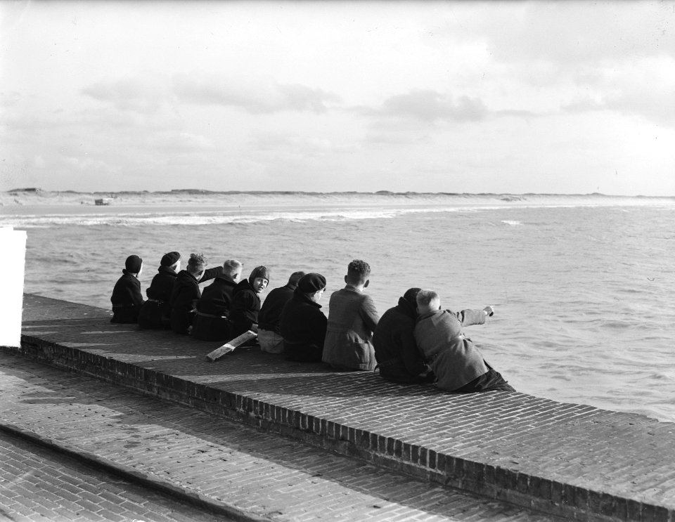 Jongens op pier in IJmuiden, Bestanddeelnr 904-4911