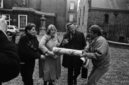Jongerenjaar 1985, vertegenw. van FNV-jongerenbew hebben vanmiddag op Binnenhof , Bestanddeelnr 933-1790
