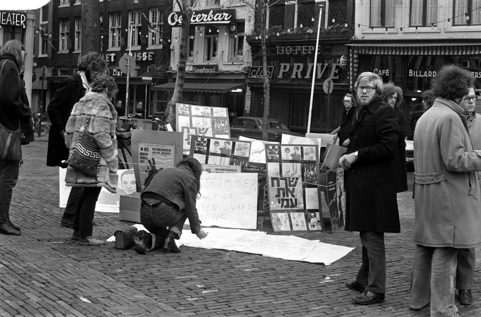 Joodse jongeren verzamelen handtekeningen tegen marteling Joden in Arabische lan, Bestanddeelnr 925-2253