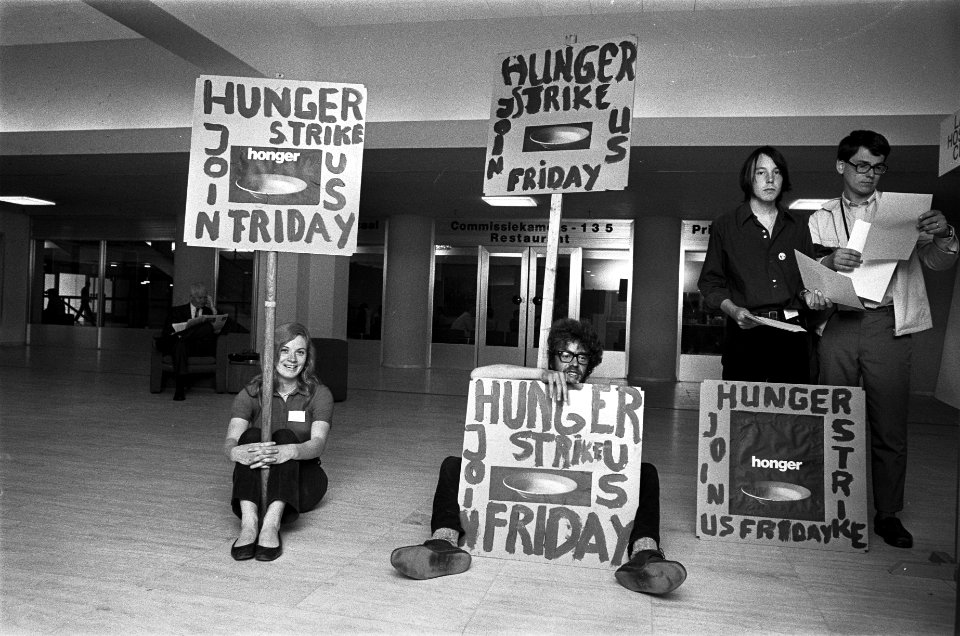 Jongeren van Tweede Voedselwerelcongres in hongerstaking Den Haag hongerende j, Bestanddeelnr 923-6049