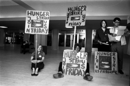 Jongeren van Tweede Voedselwerelcongres in hongerstaking Den Haag hongerende j, Bestanddeelnr 923-6049