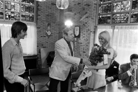 Johan Cruijff tekent contract voor 7 jaar bij Ajax, Bestanddeelnr 924-7272