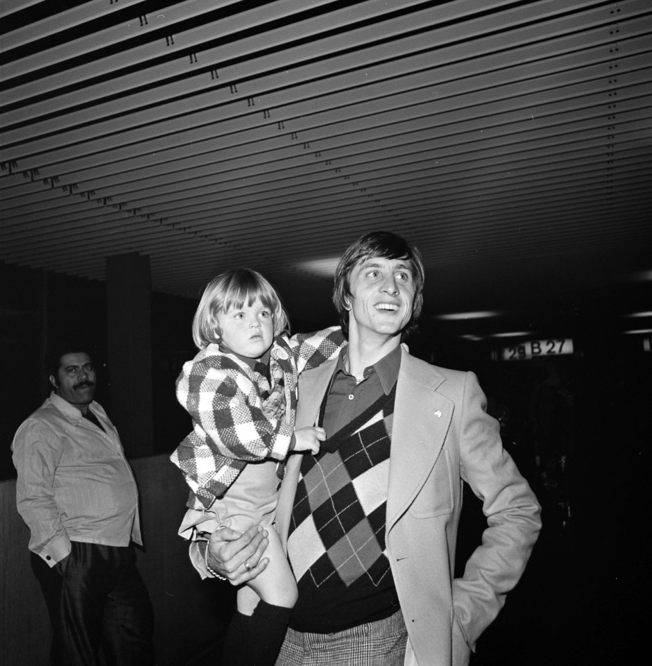 Johan Cruyff met dochter Chantal op de arm, Bestanddeelnr 926-8208