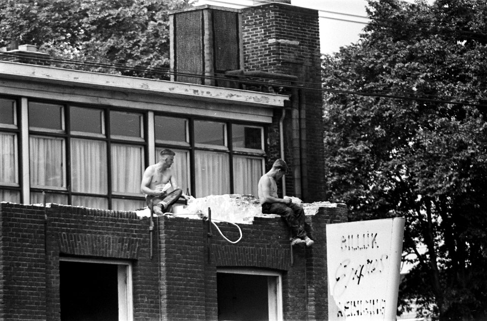 Jongens op dak, Bestanddeelnr 916-4793