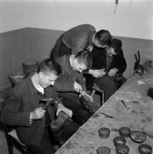 Jongens bezig met het herstellen van schoenen, Bestanddeelnr 900-9834