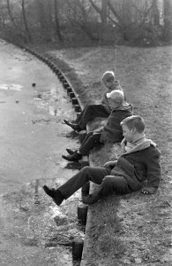 Jongens proberen of het ijs al sterk genoeg is in het Vondelpark, Bestanddeelnr 921-9304