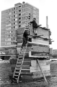 Jongens bouwen torenflat van houten platen langs de Plesmanlaan, Bestanddeelnr 918-0037