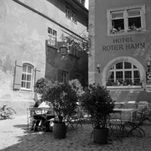 Jongeren op het terras van Hotel Roter Hahn in de Schmiedgasse, Bestanddeelnr 254-4675