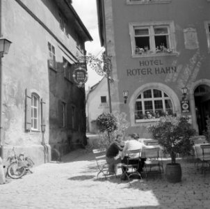 Jongeren op het terras van Hotel Roter Hahn in de Schmiedgasse, Bestanddeelnr 254-4674