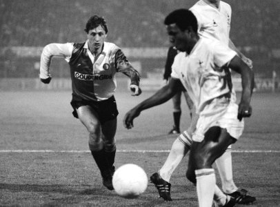 Johan Cruijff (l) in actie