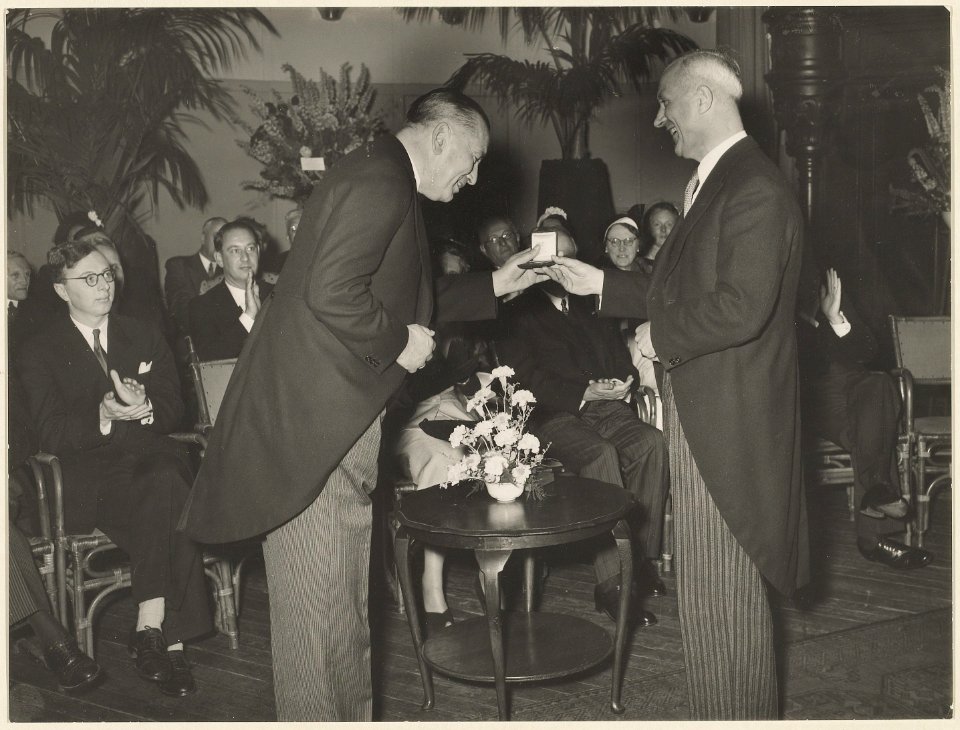 Johan Enschedé aanbieding van de gouden medaille van de stad, aan de heer B.F. Enschedé door burgemeester Cremers wegens het 250-jarig bestaan van de Firma